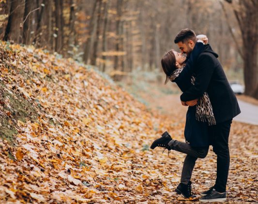 young-couple-together-walking-in-an-autumn-park2